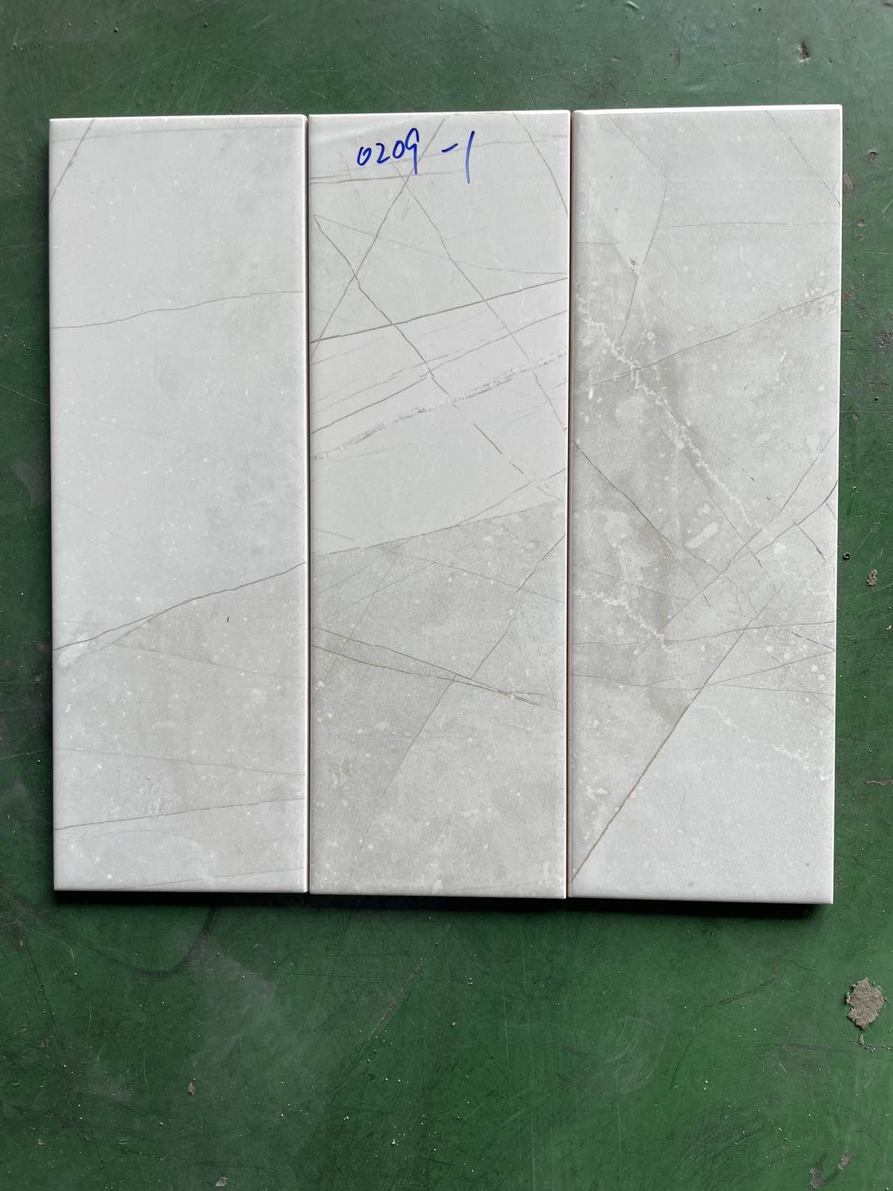 Gạch thẻ Việt Nam KT 100x300mm vân khói loang bóng phẳng loại 1 mã 0209-1