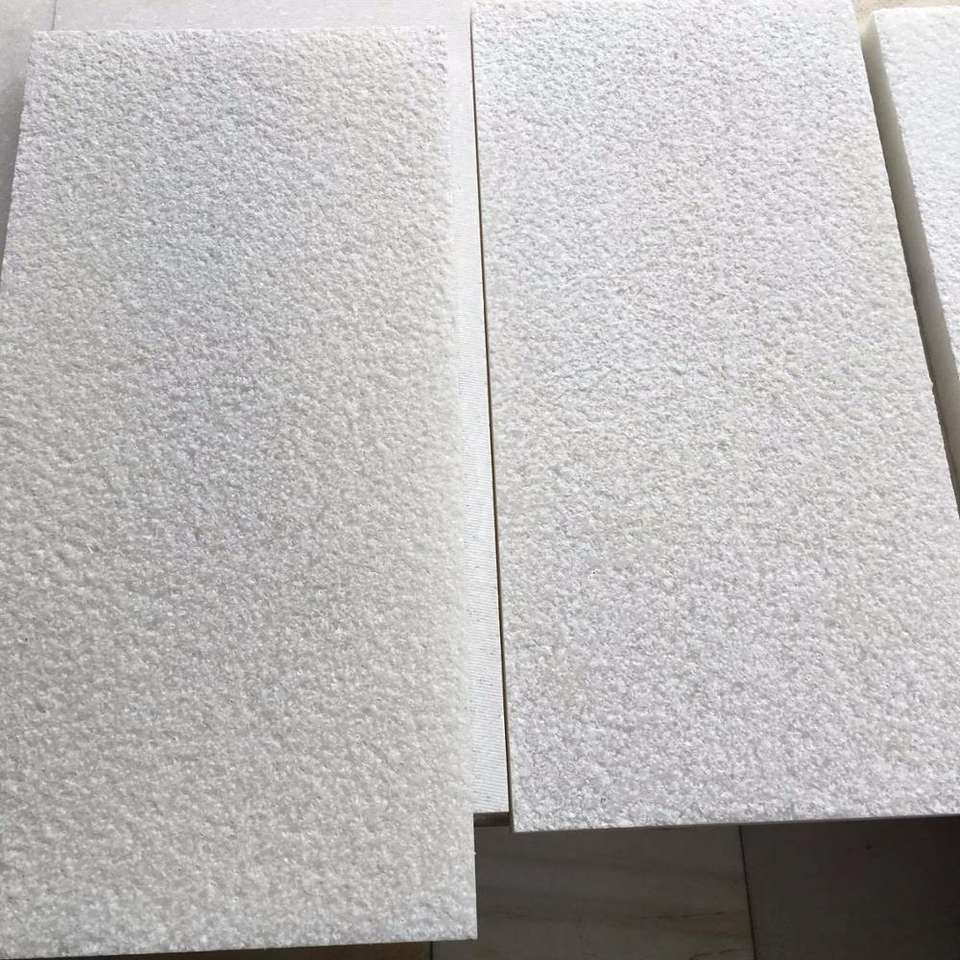 Đá cẩm thạch trắng bề mặt búa siêu chất lượng, phong cách thiết kế hiện đại