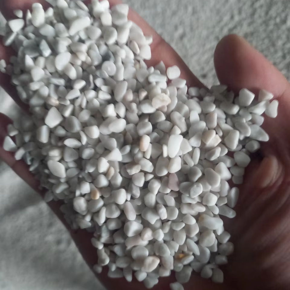 Cream White Pebbles Durable Epoxy Resin Coating with Exposed Pebbles for Seamless and Stylish Flooring Solutions