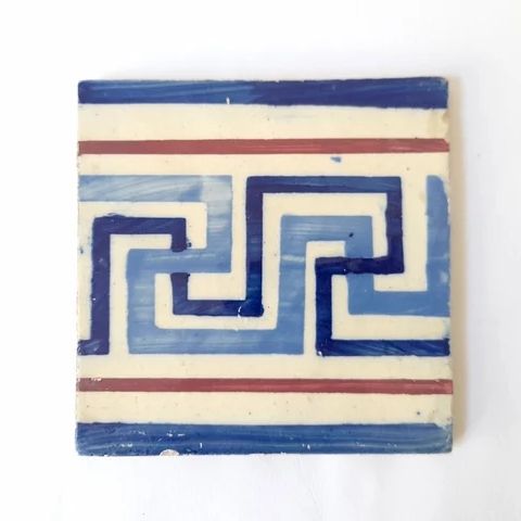 Gạch Men Thủ Công Bồ Đào Nha Phong Cách Retro Tông Đỏ Xanh Với Họa Tiết Hình Học Tuyến Tính Dùng Để Trang Trí Nội Thất Phòng Tắm