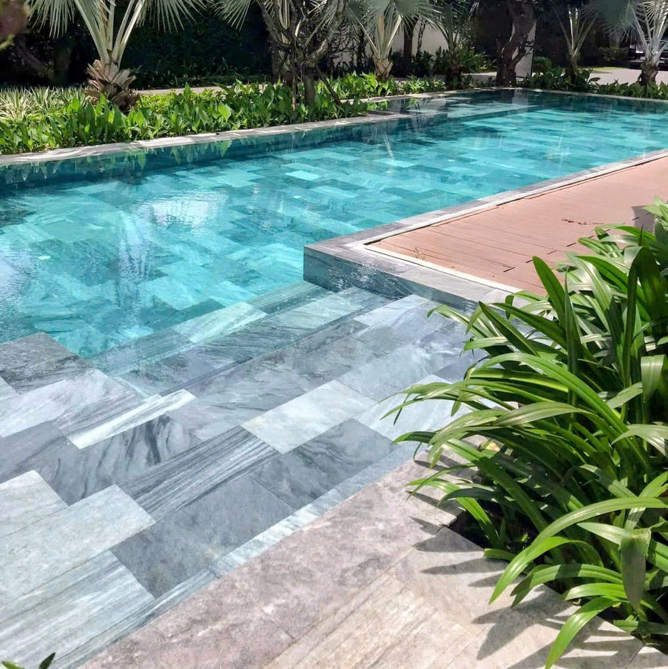 Gạch ốp hồ bơi đá cẩm thạch ngoài trời