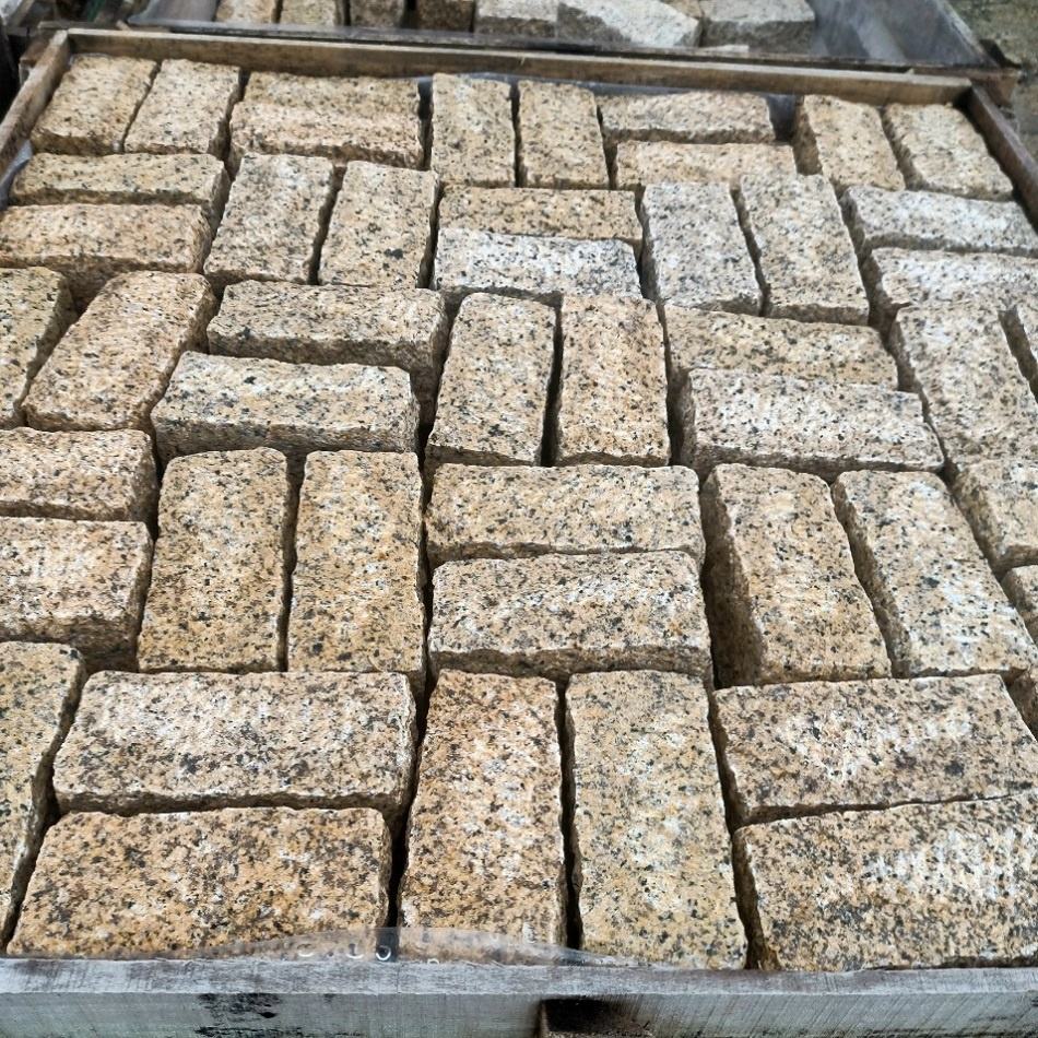 Modern Design Yellow Granite Driveway & Road Side Paving Stone Natural Stone for Park Application