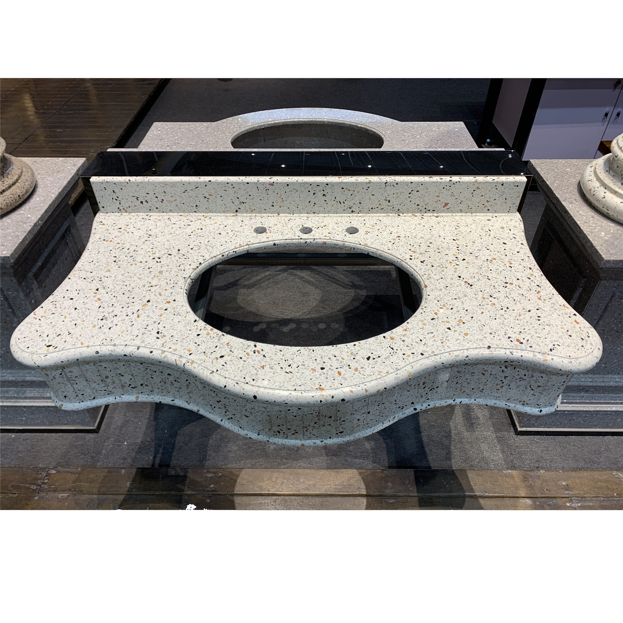 Mặt bàn và bồn rửa bếp đá nung kết vân cẩm thạch trắng kiểu đá ốp tường