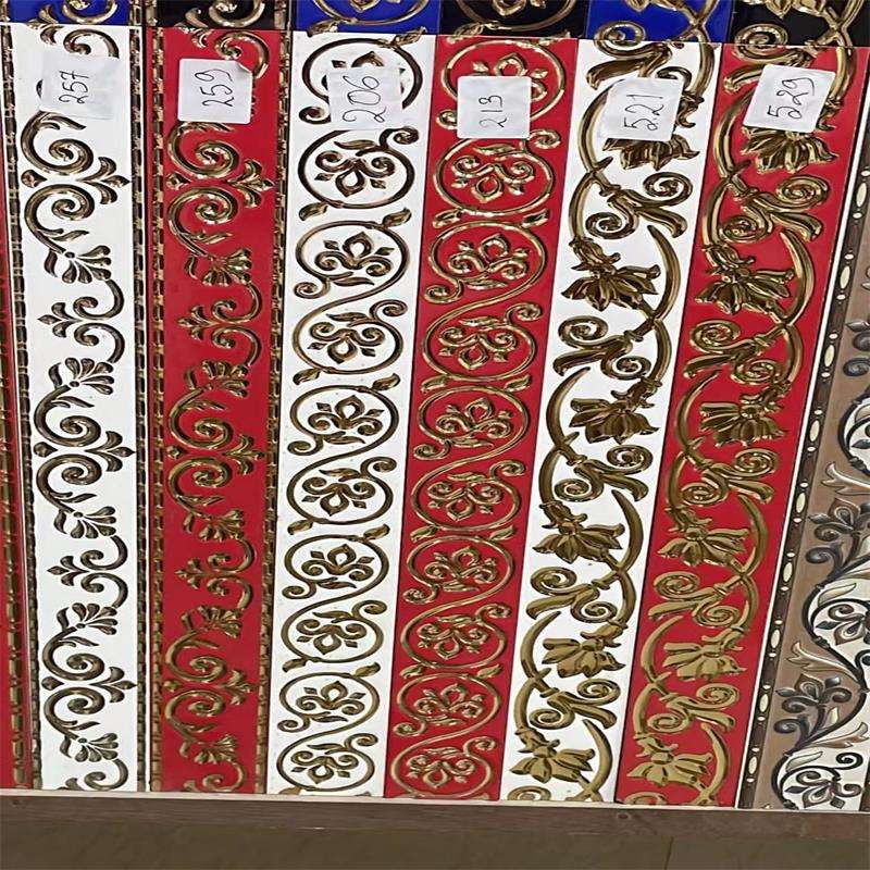 Gạch viền ốp tường và sàn nhà màu vàng và bạc, chất liệu gốm sứ