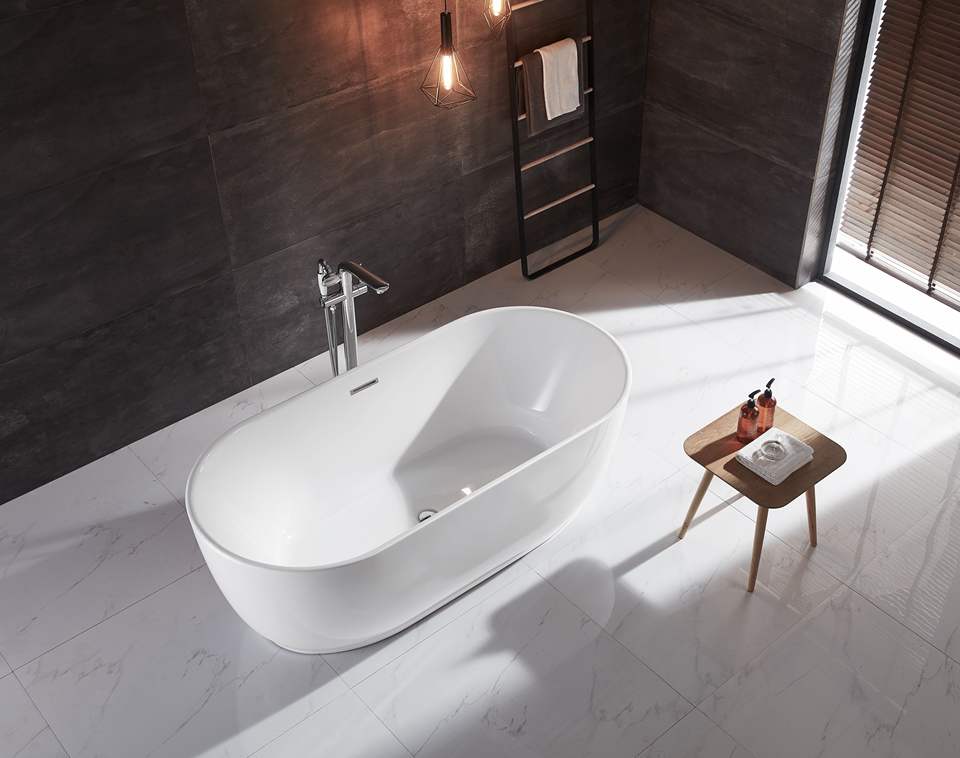 Bồn tắm ngâm tự do acrylic trắng hiện đại 1,5m sang trọng, chân váy đầy đủ, có bộ xả