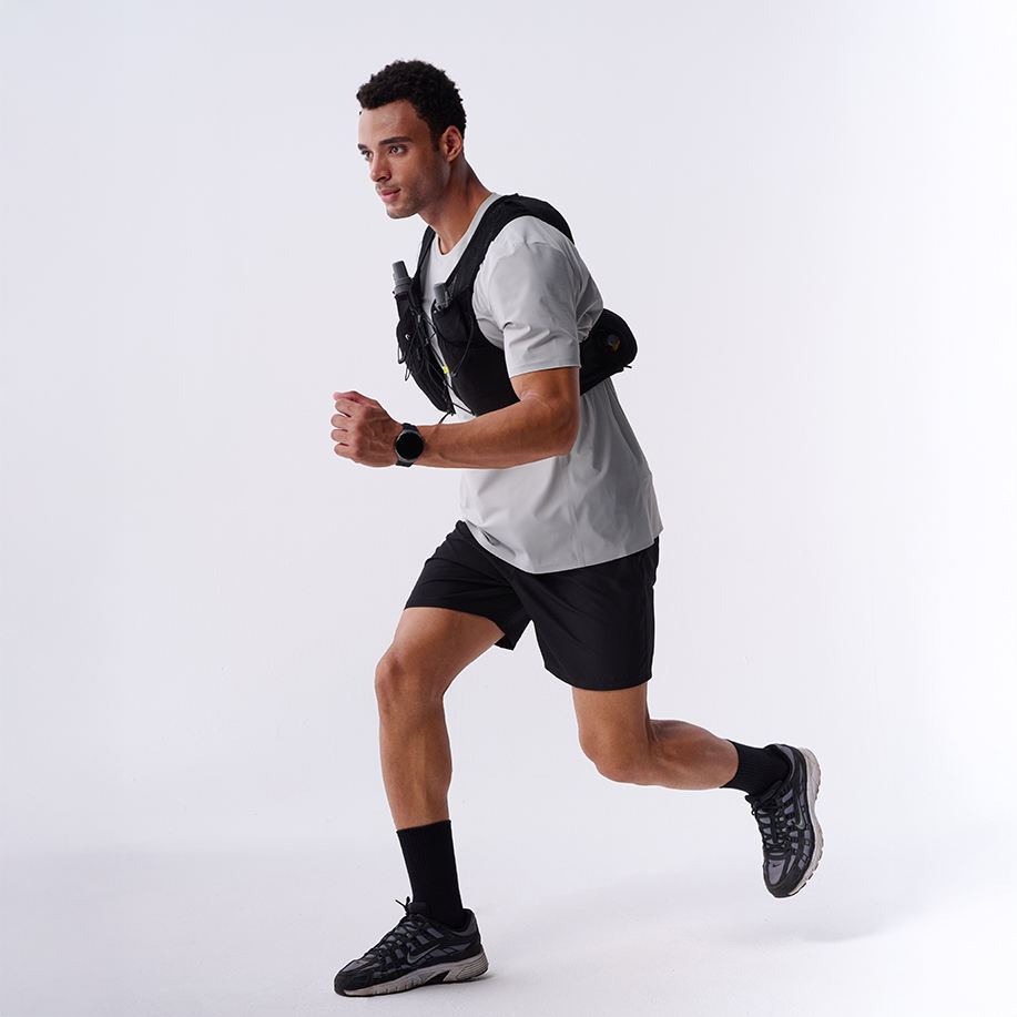 Áo vest cấp nước phản quang nhẹ thể thao ngoài trời kèm bình nước, dành cho đi bộ đường dài và chạy địa hình, làm từ nylon polyester bền.
