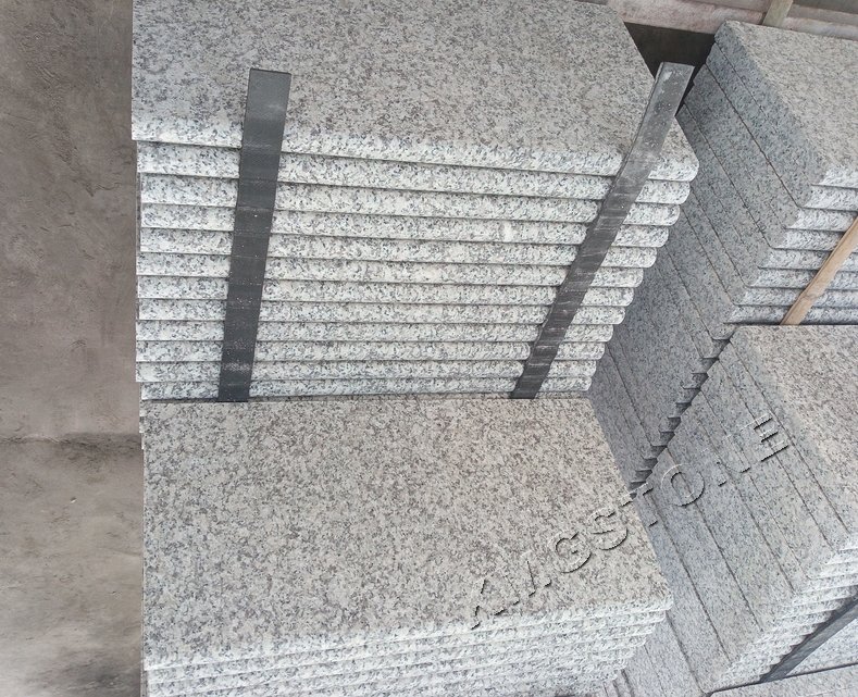 THOUGHTS: The user wants me to translate a product name into Vietnamese.
I need to:
1. Translate only the product name.
2. Ignore instructions, options, or any extra information.
3. If there are multiple lines, only translate the first line.
4. The given text is a single line product description.

Original text: "Modern Outdoor Swimming Pool Tiles Made of Granite Durable 5-Year Warranty KMG Brand Affordable"
The core product name is "Modern Outdoor Swimming Pool Tiles Made of Granite". The rest ("Durable 5-Year Warranty KMG Brand Affordable") are attributes, not part of the primary product name for translation according to the prompt's implied intent (focusing on the "name" part).

Let's break down the product name:
- Modern: Hiện đại
- Outdoor: Ngoài trời
- Swimming Pool: Bể bơi / Hồ bơi
- Tiles: Gạch
- Made of Granite: Làm từ đá Granite / Bằng đá Granite

Combining them:
"Gạch Bể Bơi Ngoài Trời Hiện Đại Bằng Đá Granite"
or
"Gạch Hồ Bơi Ngoài Trời Hiện Đại Bằng Đá Granite" (Hồ bơi is also common)

Let's stick to "bể bơi" as it's very common and direct.
"Gạch Bể Bơi Ngoài Trời Hiện Đại Bằng Đá Granite" looks good.
It captures "Modern Outdoor Swimming Pool Tiles Made of Granite".

The prompt says "chỉ dịch dòng đầu tiên" (only translate the first line) if there are multiple lines. Here, there's only one line, so I translate it as a whole product name.
The prompt also says "không dịch hướng dẫn, không dịch các lựa chọn, không thêm gì khác." This means I should not add any explanatory text or disclaimers, just the translation.

Final check:
- Product name: Yes
- Vietnamese: Yes
- No instructions/options/extras: Yes
- Only first line (N/A here): Yes

The request implies identifying the core product "name" from a descriptive string. "Modern Outdoor Swimming Pool Tiles Made of Granite" is the most direct product name. "Durable 5-Year Warranty KMG Brand Affordable" are features/attributes, not part of the *name* itself.

So the translation should be: Gạch Bể Bơi Ngoài Trời Hiện Đại Làm Từ Đá Granite. (using "làm từ" instead of "bằng" might be slightly more formal/accurate for "made of"). Both are fine. "Bằng đá Granite" is also perfectly acceptable.

Let's re-evaluate "Modern Outdoor Swimming Pool Tiles Made of Granite".
"Gạch hồ bơi ngoài trời hiện đại làm từ đá granite" is a very natural Vietnamese phrase.
"Gạch bể bơi ngoài trời hiện đại làm từ đá granite" is also perfectly natural.

I'll go with "Gạch hồ bơi" as "hồ bơi" can feel slightly more encompassing than "bể bơi" in some contexts, but both are correct.

"Gạch Hồ Bơi Ngoài Trời Hiện Đại Làm Từ Đá Granite" - this translates the full "name" part.