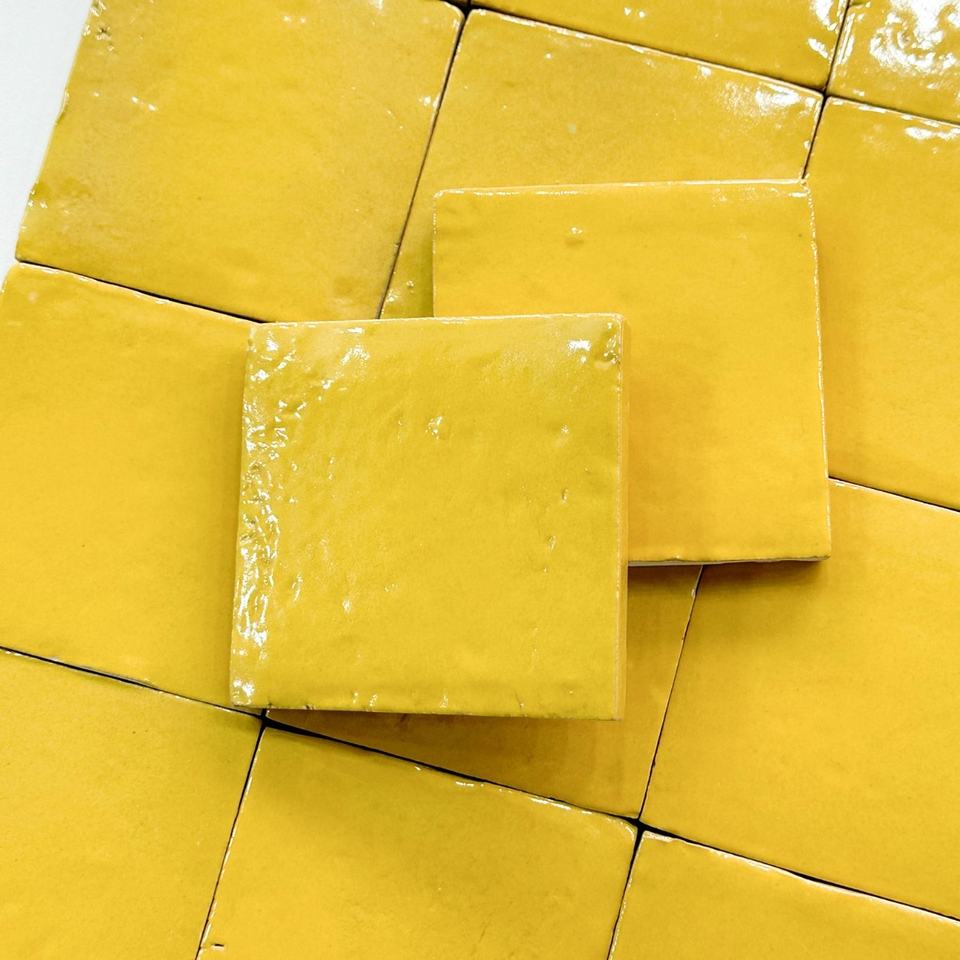 Gạch ốp tường thủ công phong cách Ma-rốc, kiểu gạch chịu lửa màu vàng nhạt cổ điển nhuốm màu thời gian, dùng cho nội thất sang trọng bếp và phòng tắm.