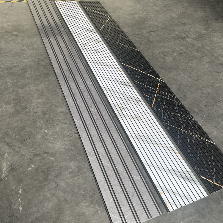 Sản phẩm HOT, Phổ biến: Tấm ốp trần PVC bán cán màng, đáy đen, chống thấm nước dùng để trang trí trần tường