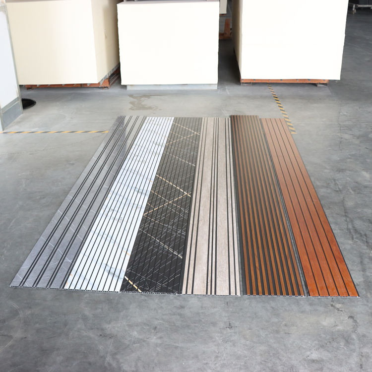 Bán hàng trực tiếp từ nhà máy Tấm ốp tường PVC có rãnh, chống thấm nước, vân gỗ/đá, nền đen, 300*8.5mm dùng cho khách sạn