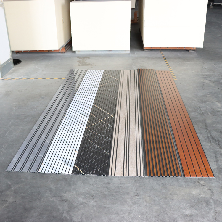 Bán hàng trực tiếp từ nhà máy Tấm ốp tường PVC có rãnh, chống thấm nước, vân gỗ/đá, nền đen, 300*8.5mm dùng cho khách sạn