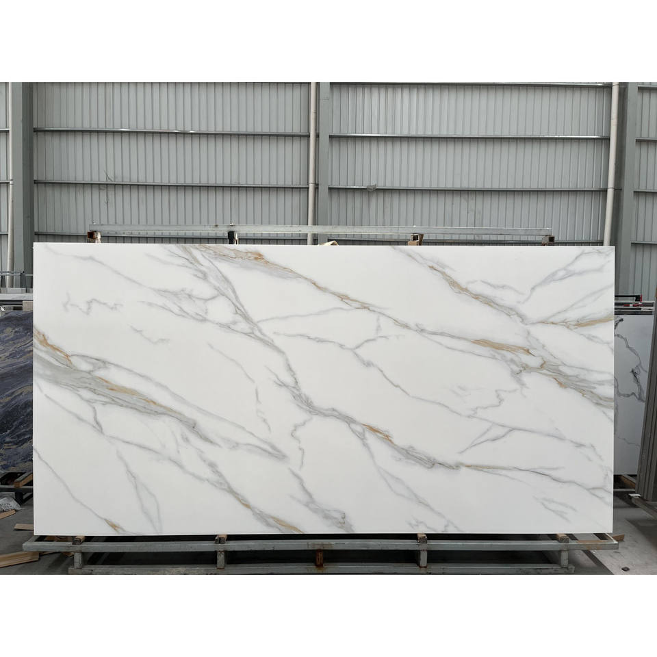 Tấm đá thiêu kết Louis King Piedra Sinterizada Phong cách Hoàng gia Price, màu trắng với vân vàng xám mờ cho bàn đảo bếp