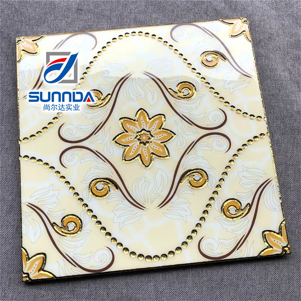 Gạch lát sàn sứ 600x600 họa tiết thảm hoa lá, bề mặt mạ vàng tráng men bóng dập nổi.