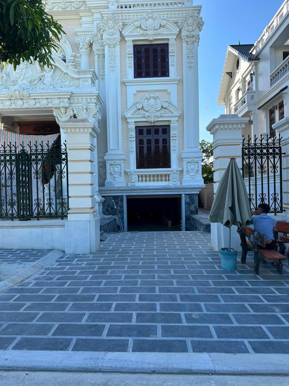 Đá Xanh Đen Mài Lát Sân: Giải Pháp Hoàn Hảo Cho Không Gian Ngoại Thất