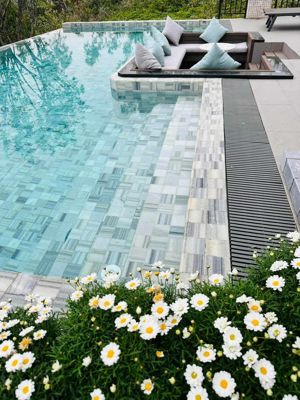 Đá sọc dưa 10×10 vân nhạt lát bể bơi