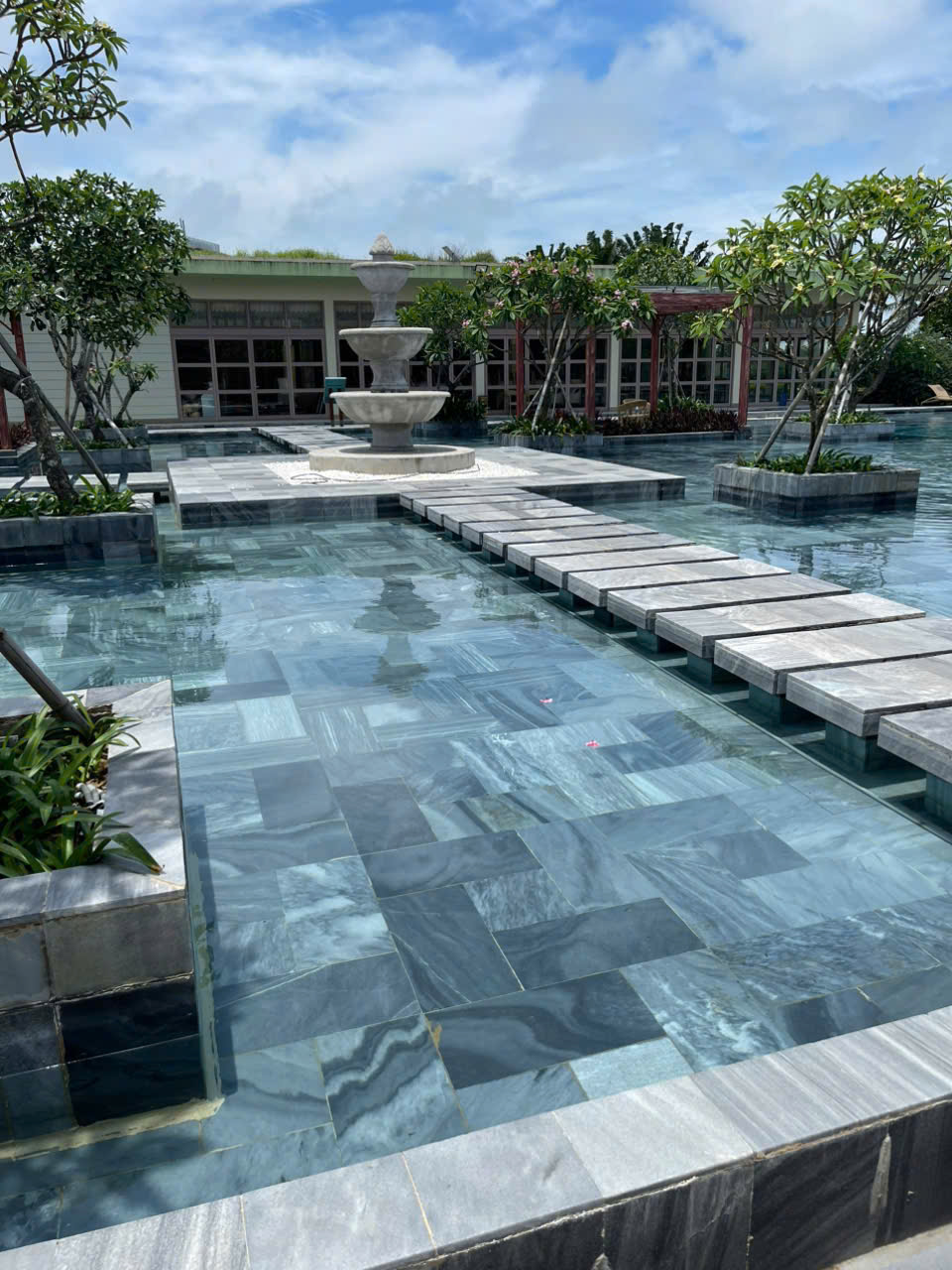 Đá Sọc Dưa Ốp Bể Bơi: Lựa Chọn Tuyệt Vời Cho Vẻ Đẹp Sang Trọng và Độc Đáo