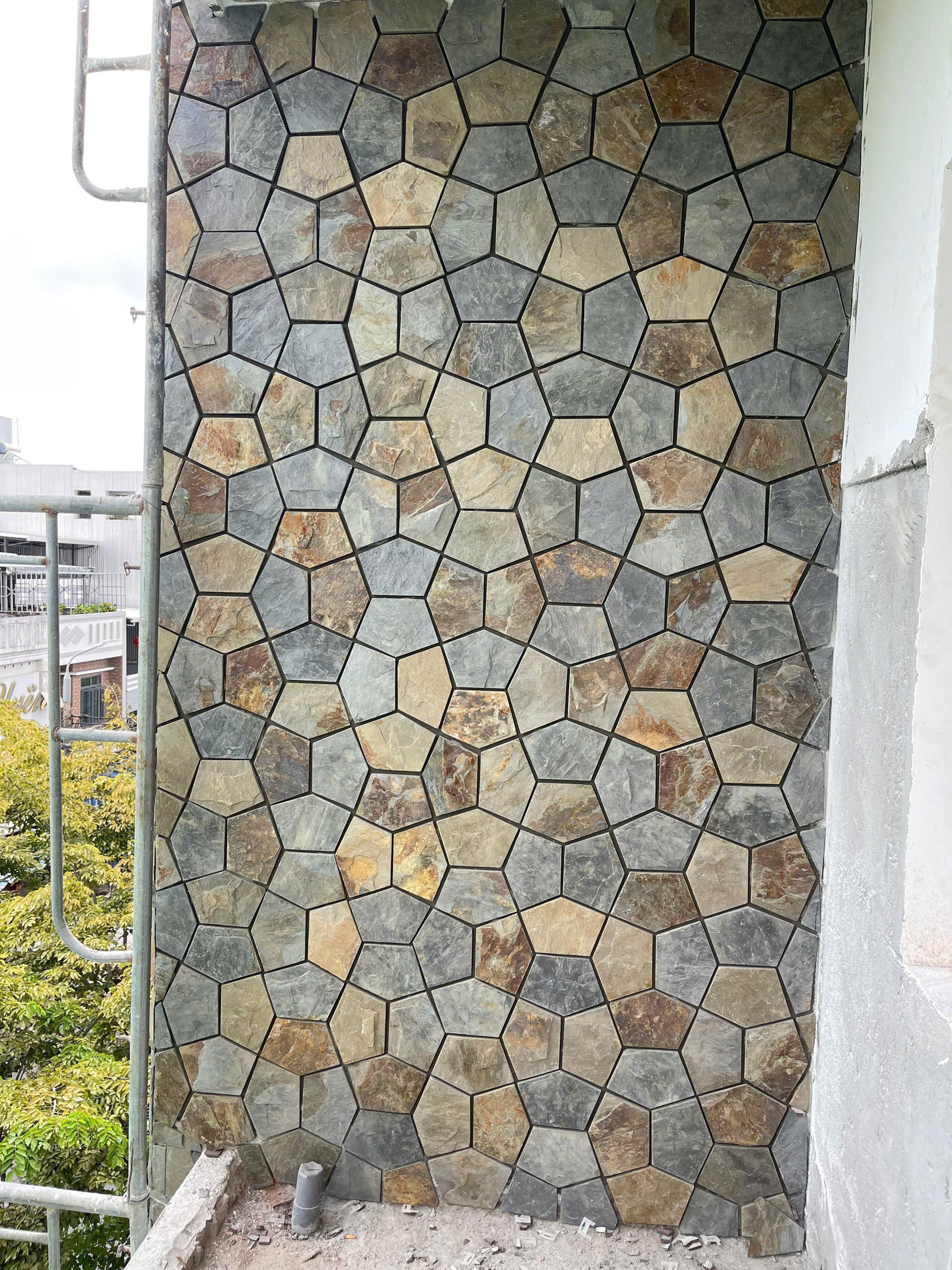 Đá ngũ giác đa sắc ốp lát trang trí