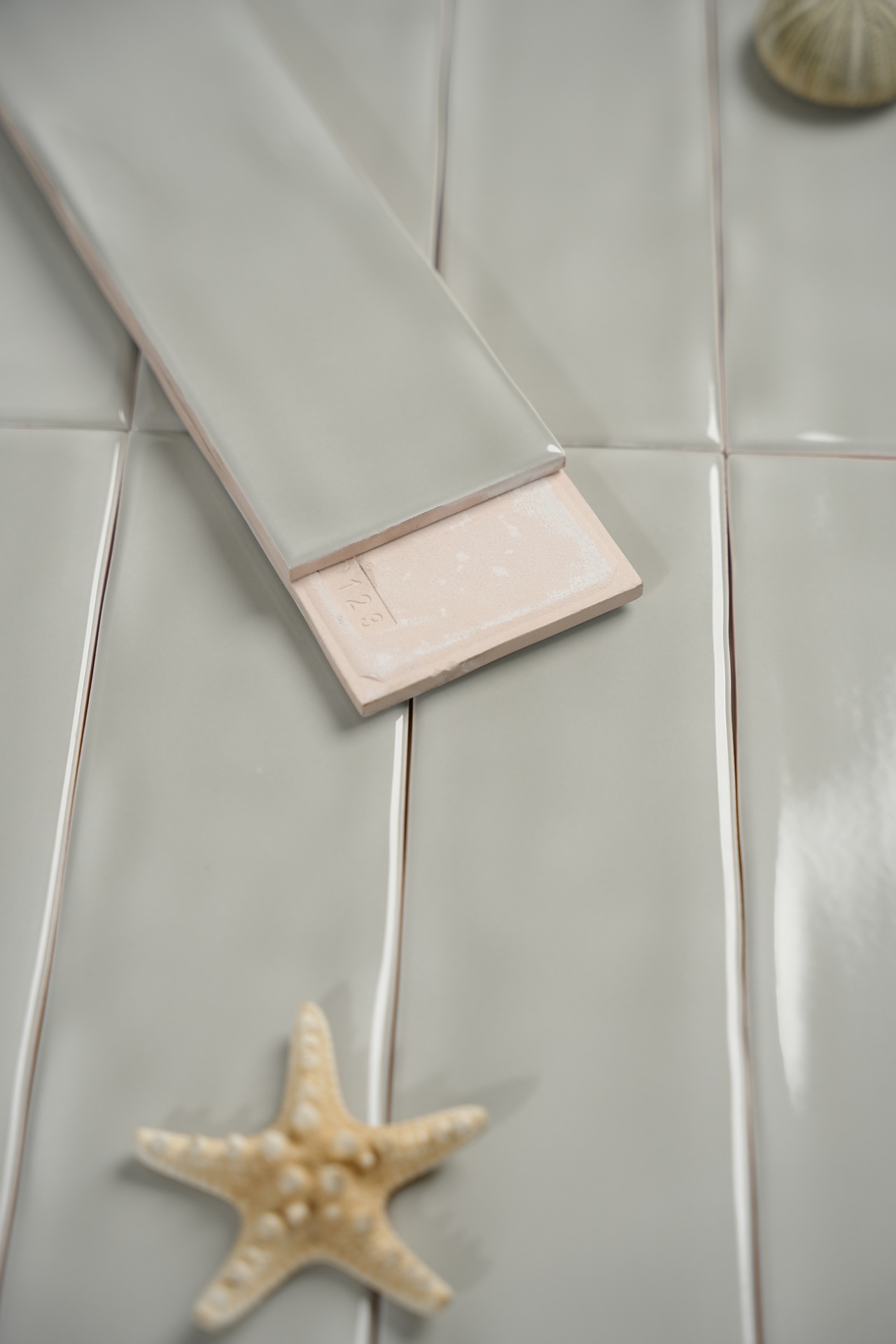 Gạch thẻ Việt Nam KT 75x300mm xám bóng lượn loại 1 mã 0343-1